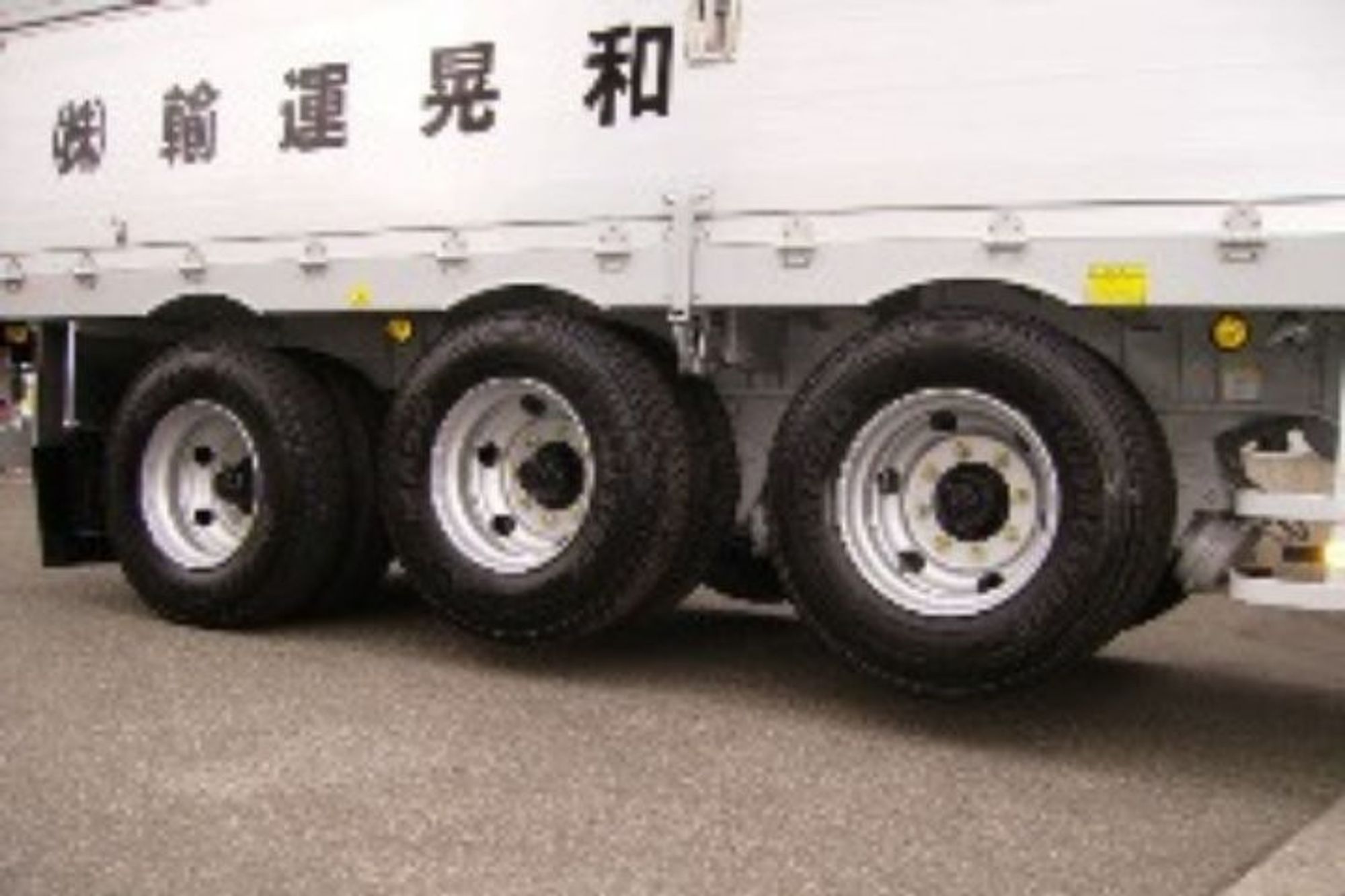 【年収400万円も！産業廃棄物の配送ドライバー】1人1台制導入／賞与年2回／週休2日制／退職金あり-GO0001/hoL7jbWZzL70fJlu7nbbKg