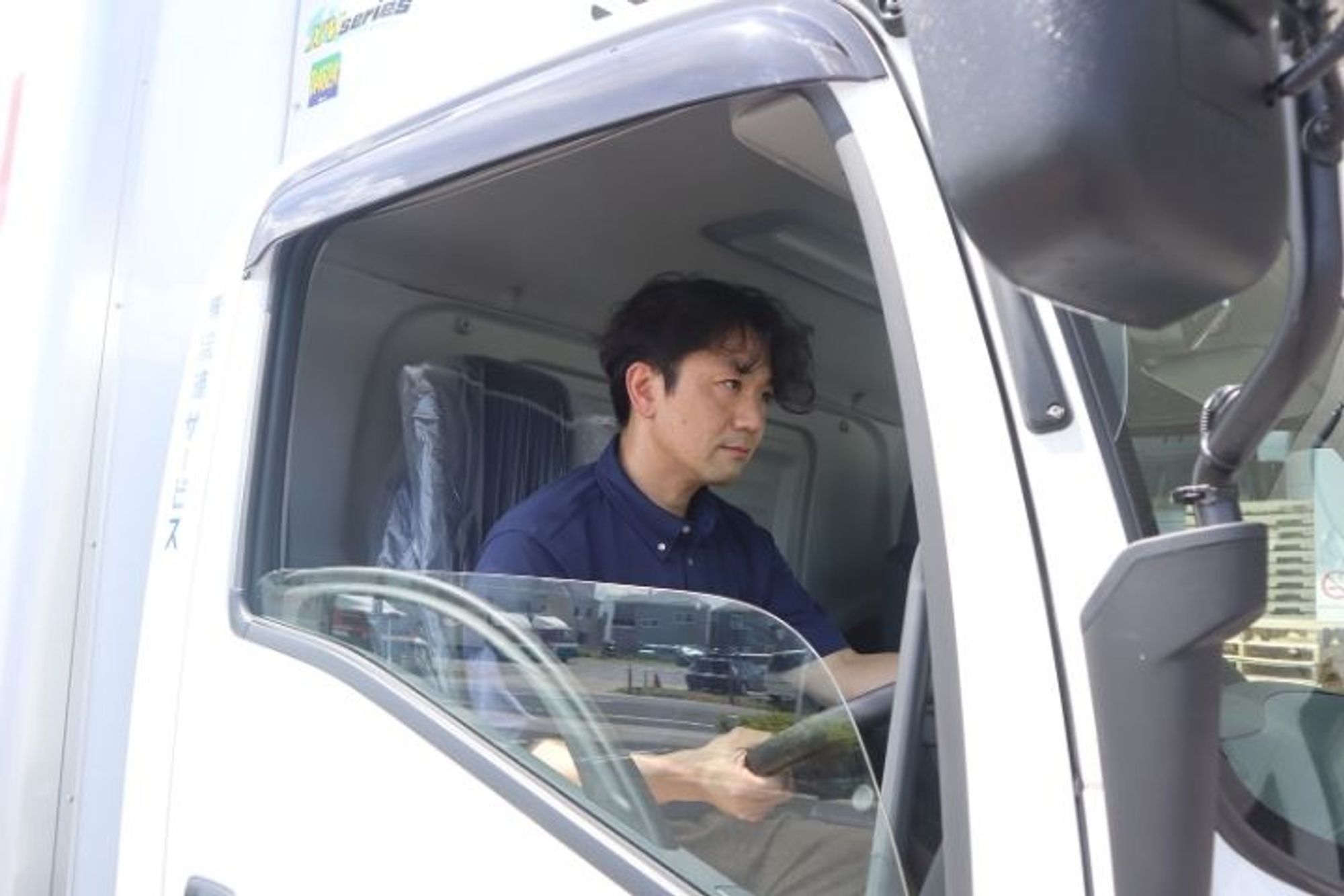 【インセンティブで月収30万以上】安定企業での店舗ルート配送／夜勤／福利厚生充実◎／3〜4tトラック-GO0001/r2oKVHZgssYzNtulJGxewQ
