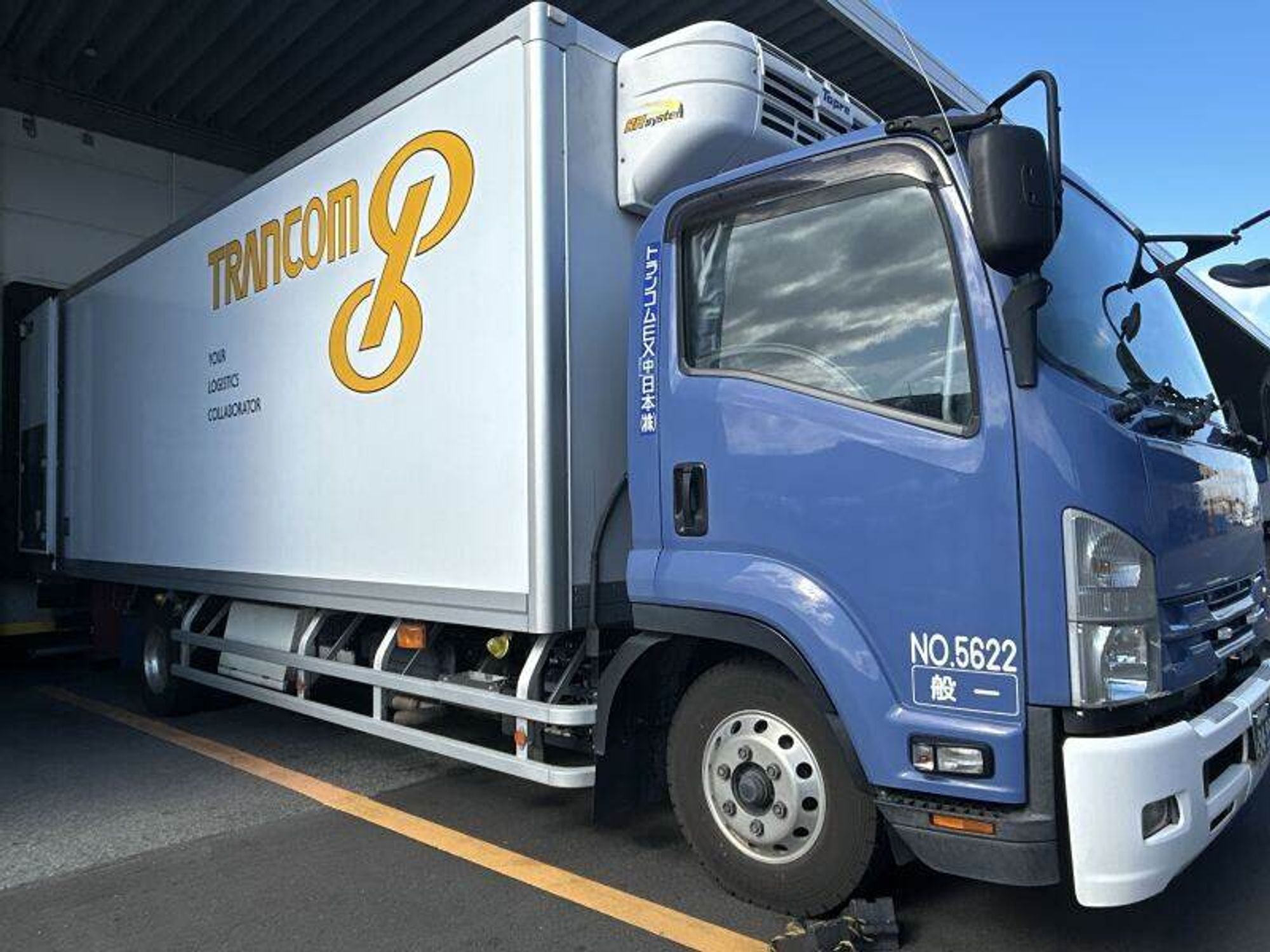 月収32万円～│配送ドライバー◆食品を店舗やセンターへお届け！の0枚目の画像