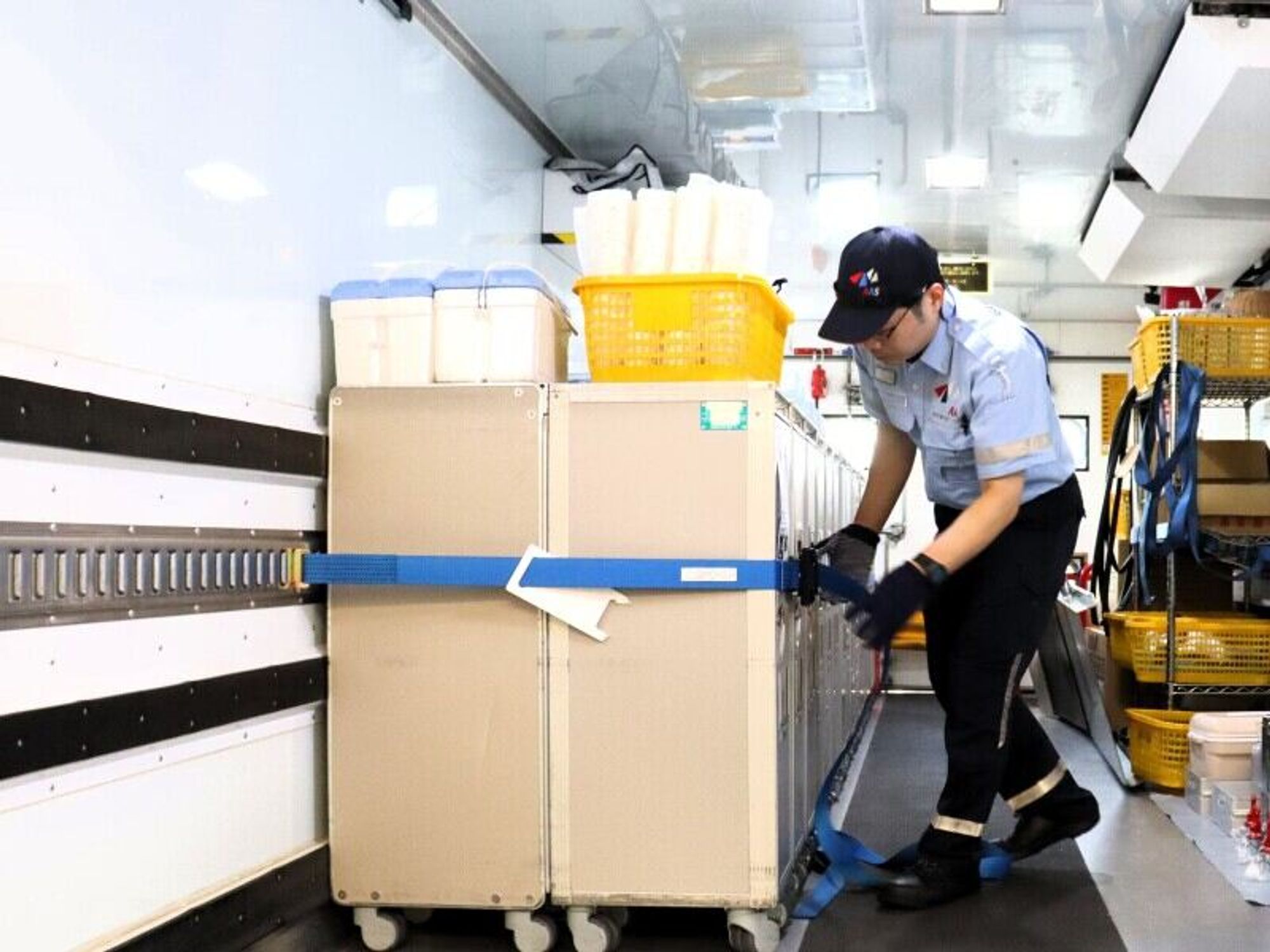 あなたの手で空の旅を彩ろう！機内食＆用品の積み込み／未経験OK-0番目の画像