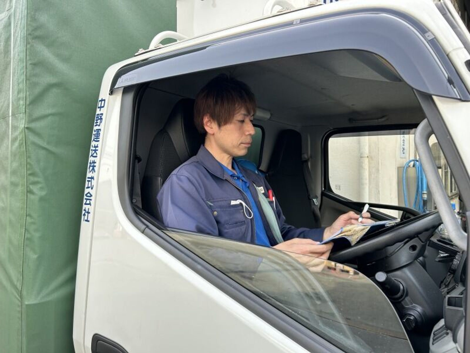 《土日休み》夜勤ナシ★普通免許でOK！ルート配送｜2tドライバー-0番目の画像