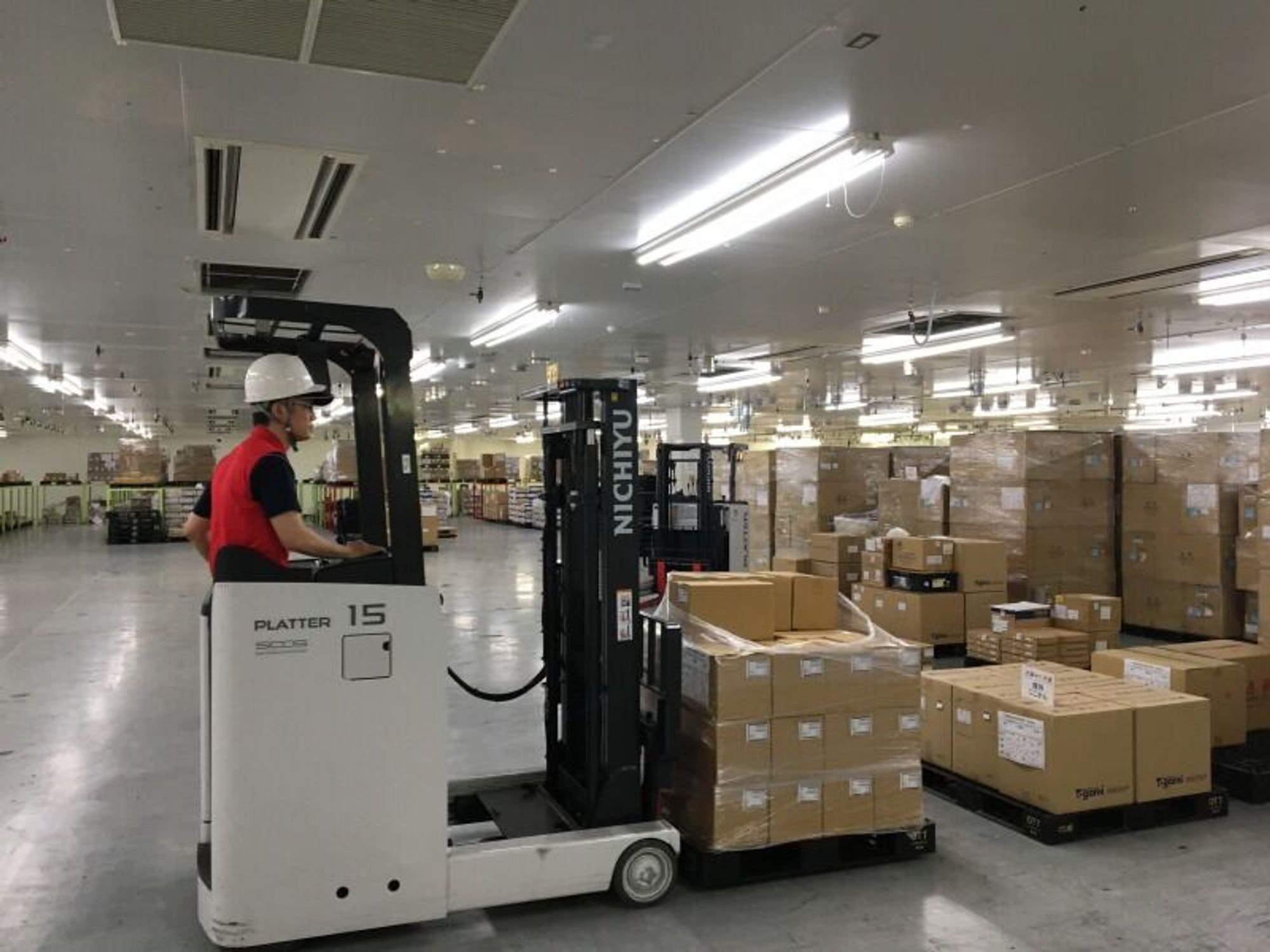 倉庫内フォークリフト作業／賞与年2回あり★大阪府高槻市-0番目の画像