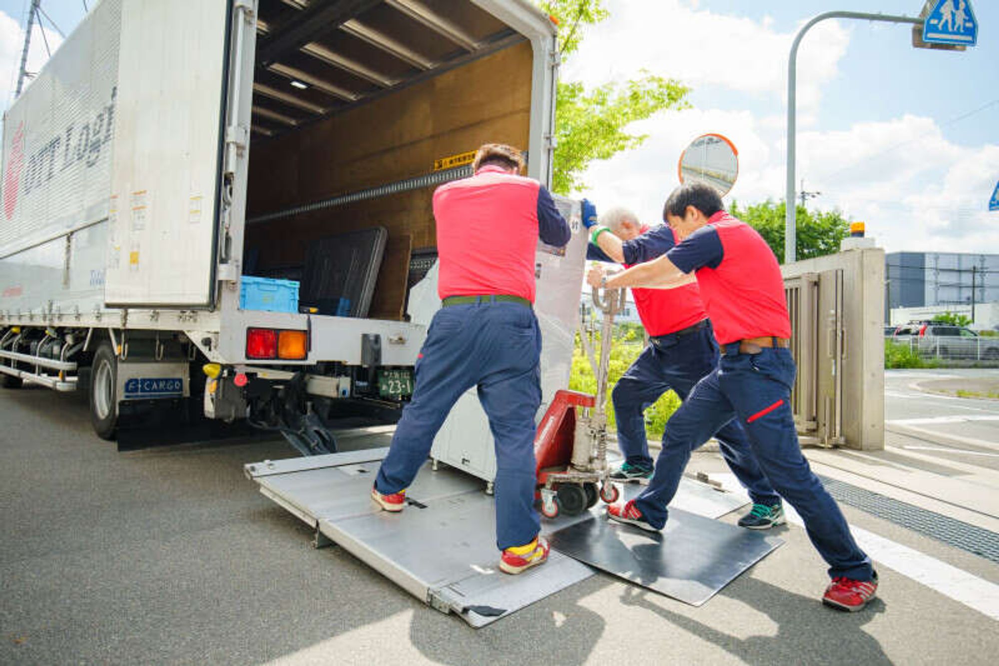 大型機材の配送から設置までをお任せ！2ｔドライバー募集！の12枚目の画像