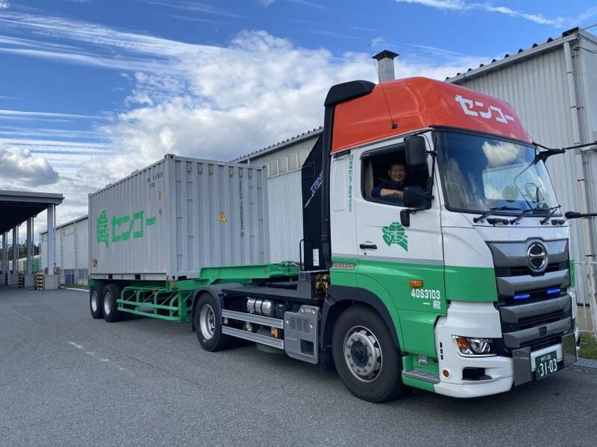 【10ｔトラックドライバー】上場グループで安定安心〈成長企業〉-0番目の画像