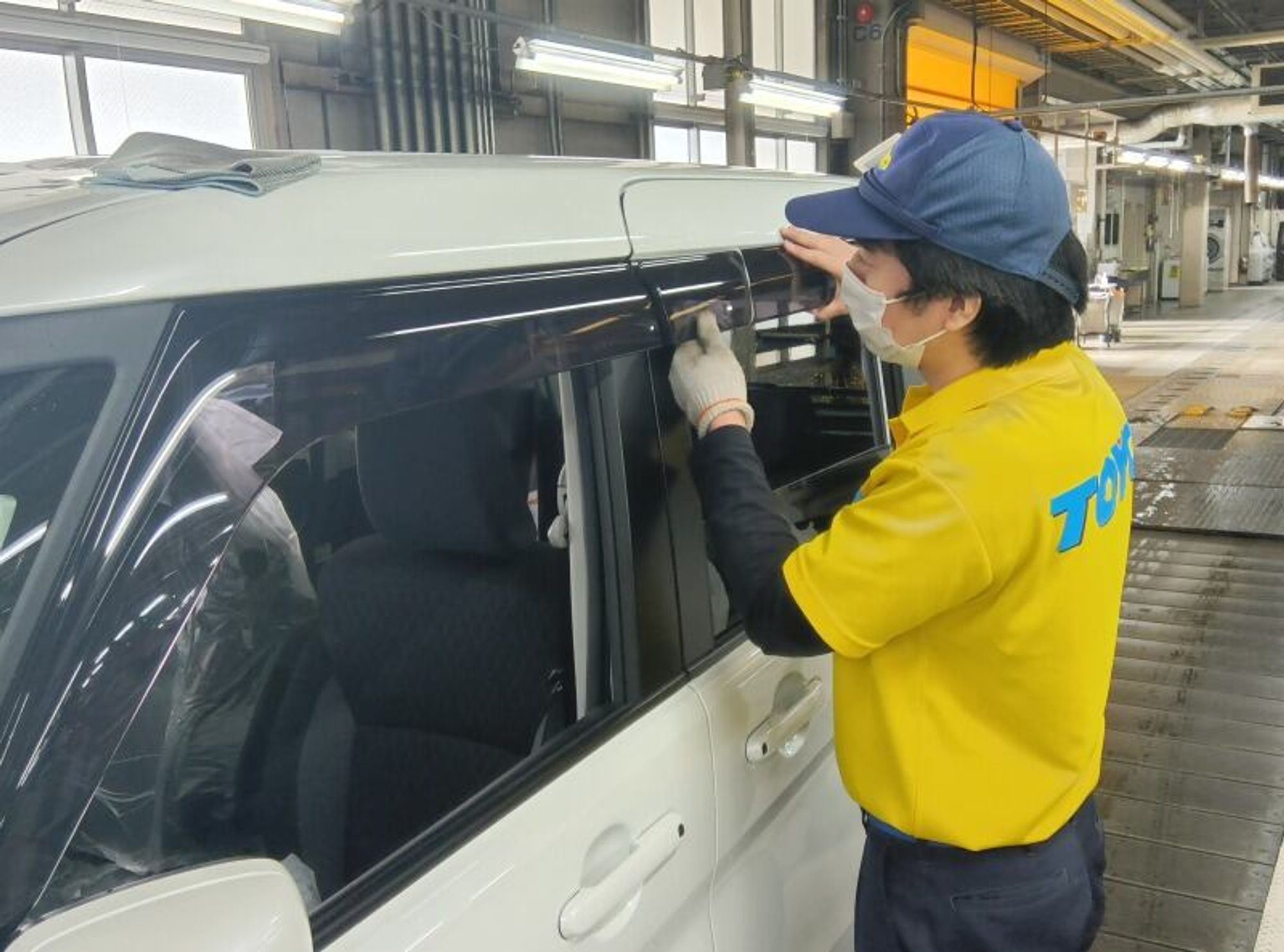 未経験OK|大手自動車メーカー内で新車用品の取付/移動/洗車など-0番目の画像