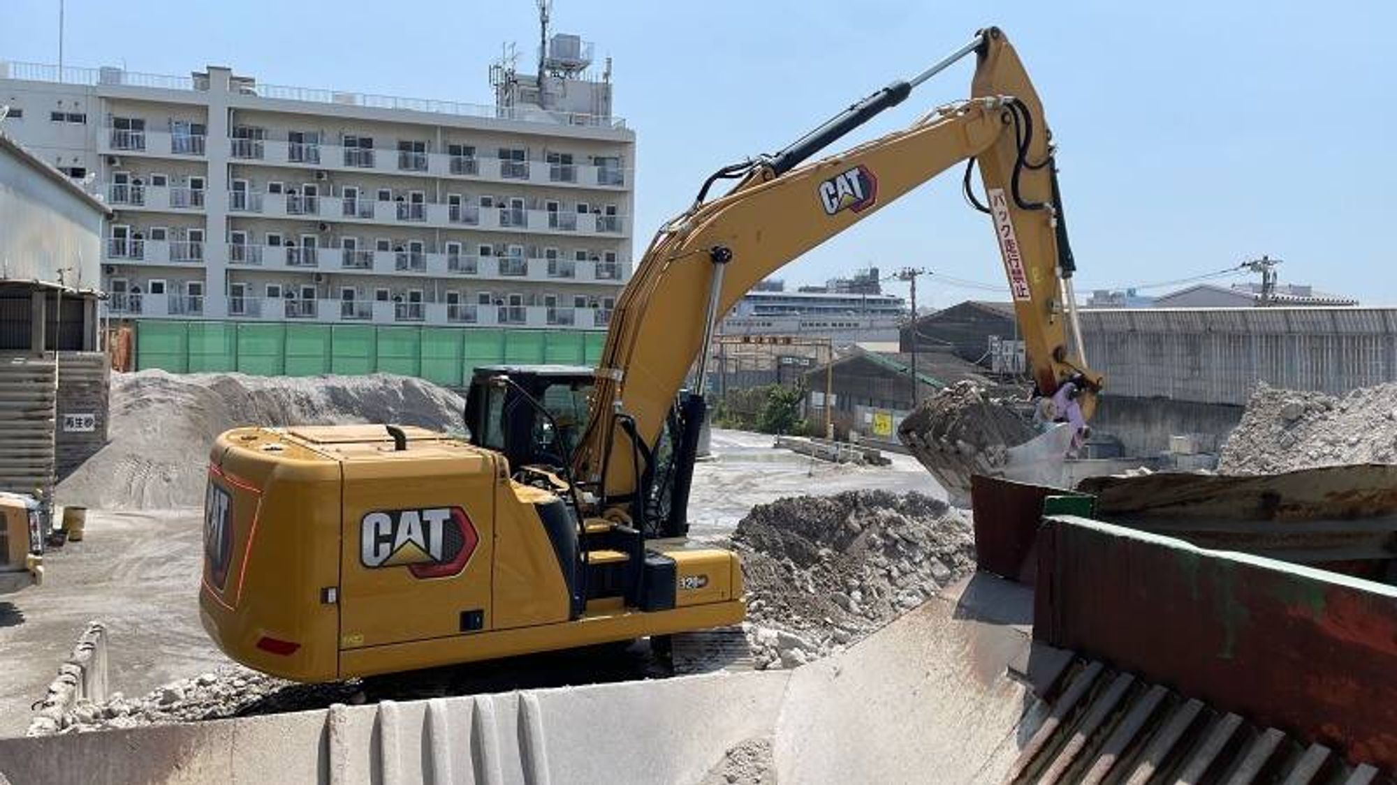 経験は浅かったが、今では重機を乗り回している。オペレーター-2番目の画像