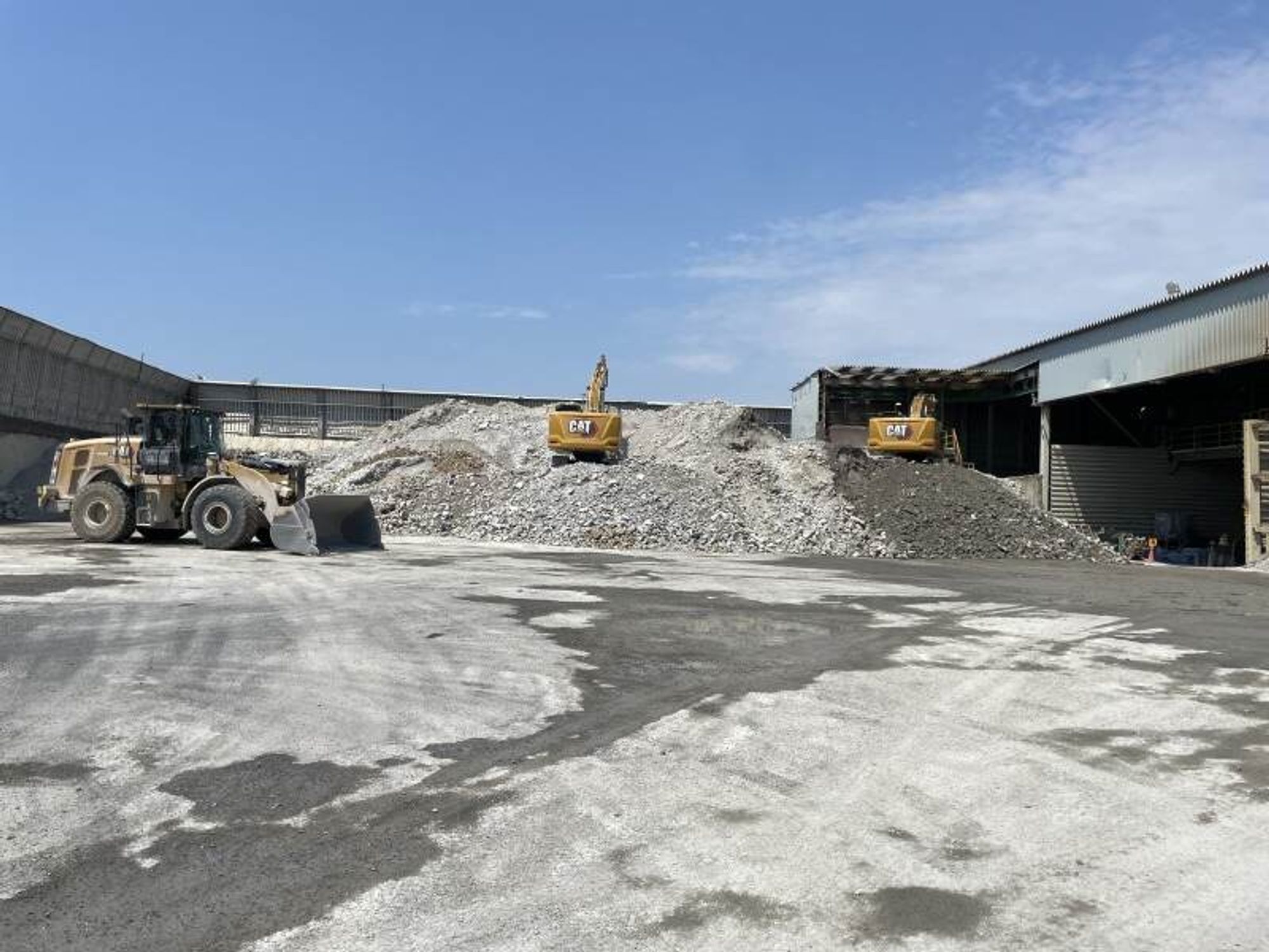 経験は浅かったが、今では重機を乗り回している。オペレーター-1番目の画像