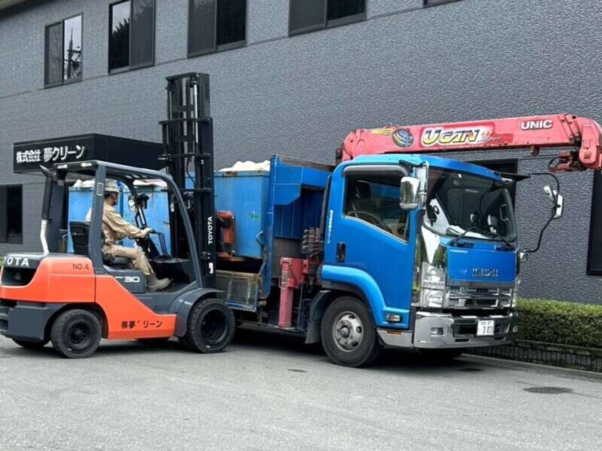 安定の高月給！4tユニックドライバー＊コンテナ回収のお仕事-1番目の画像