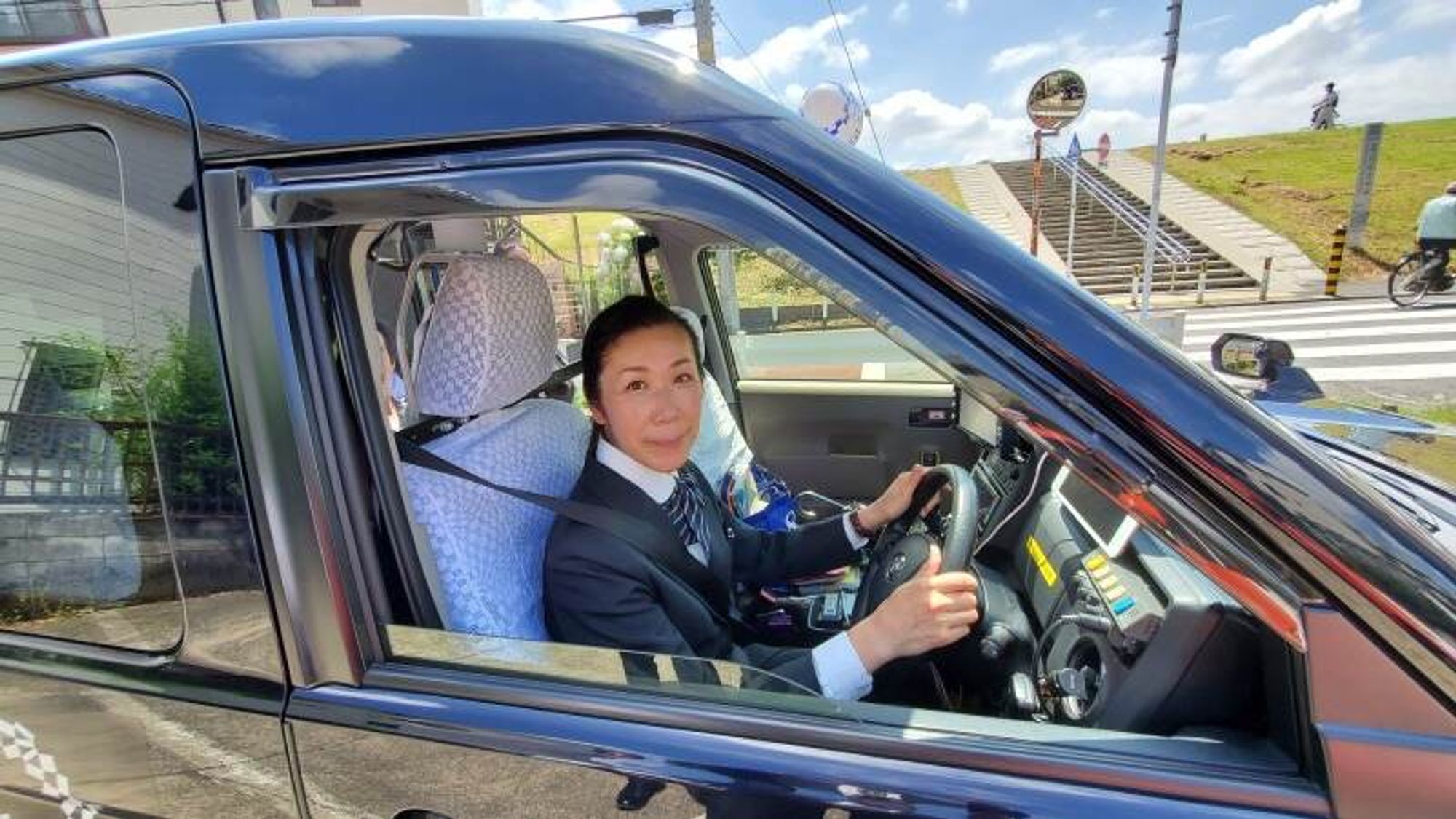 「人の役に立ちたい」新サービス業!土日祝休み!家庭との両立OK-1番目の画像