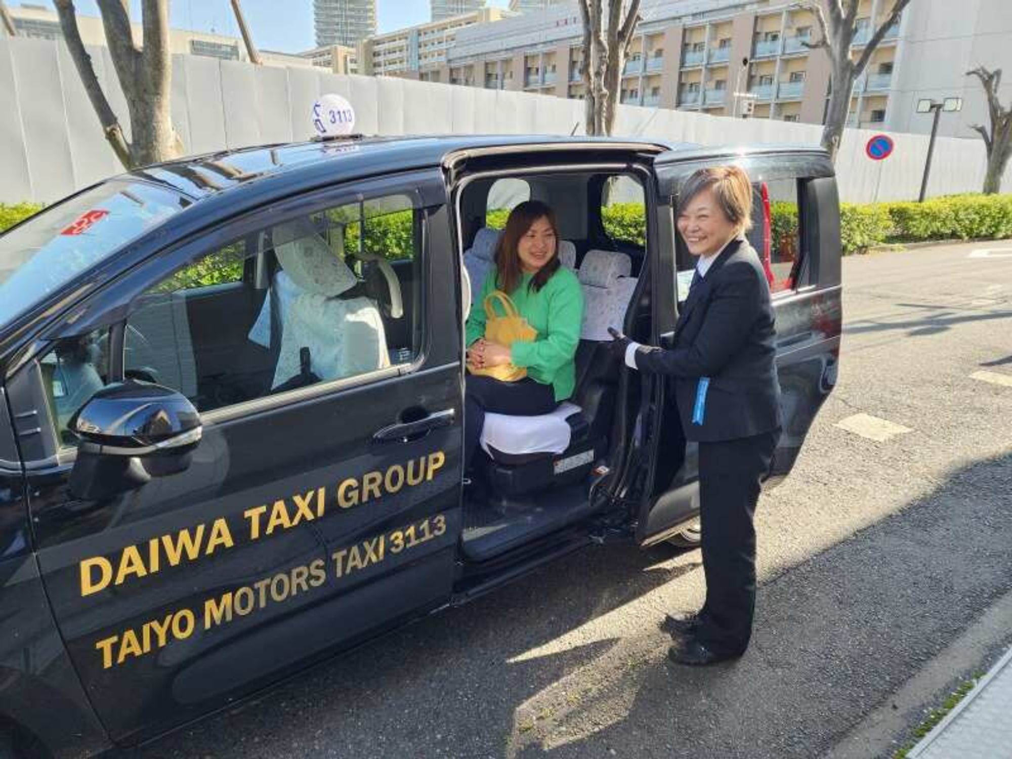 「人の役に立ちたい」新サービス業!土日祝休み!家庭との両立OK-0番目の画像