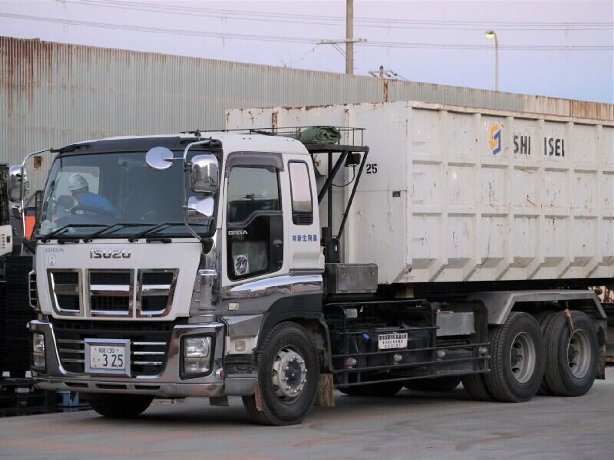 16時退社/社会に貢献できる仕事/賞与年2回/廃棄物回収ドライバー-1番目の画像