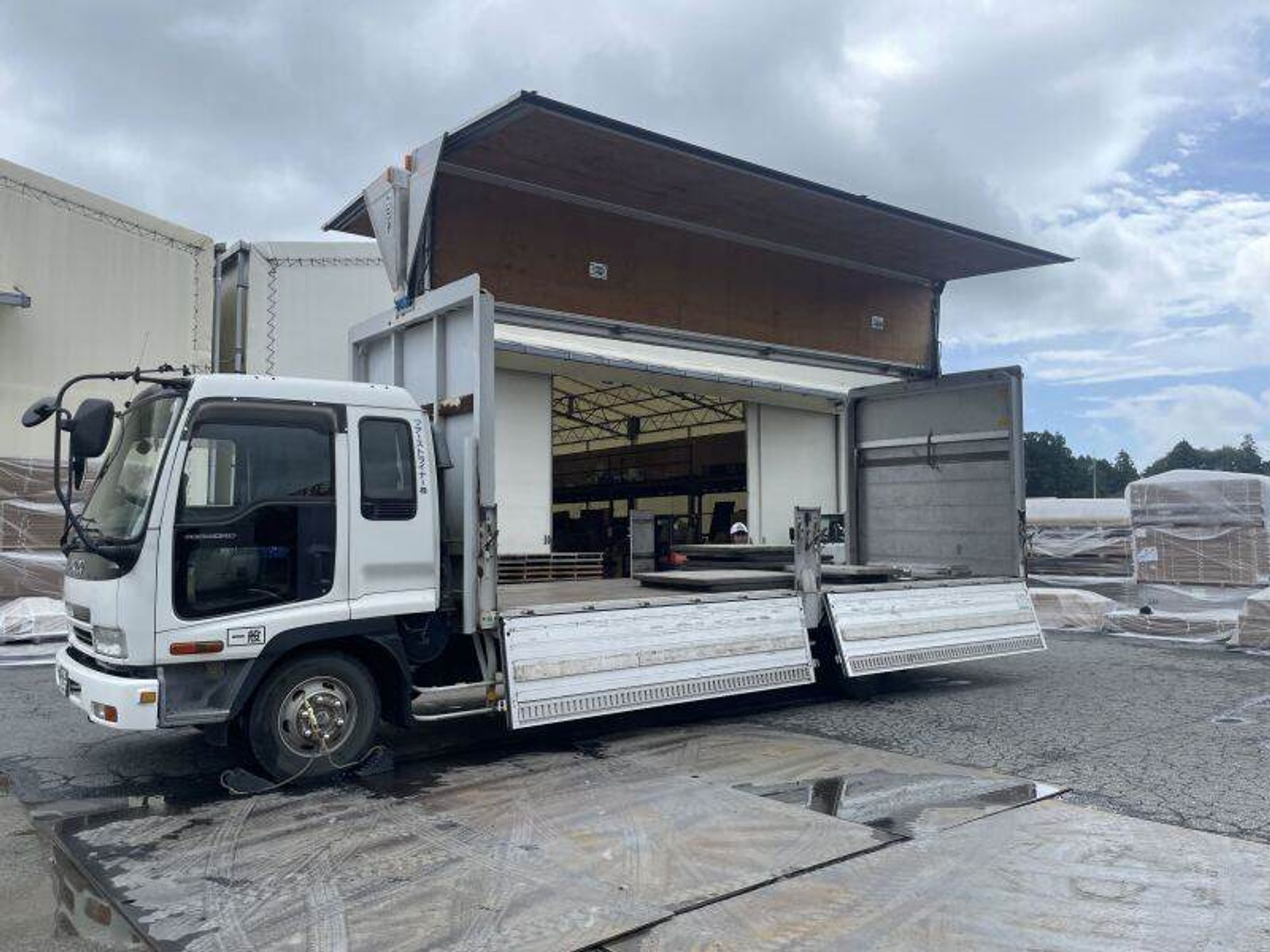＼資格活かせる／月給30万～！チームで助け合う♪4tユニック建材-2番目の画像