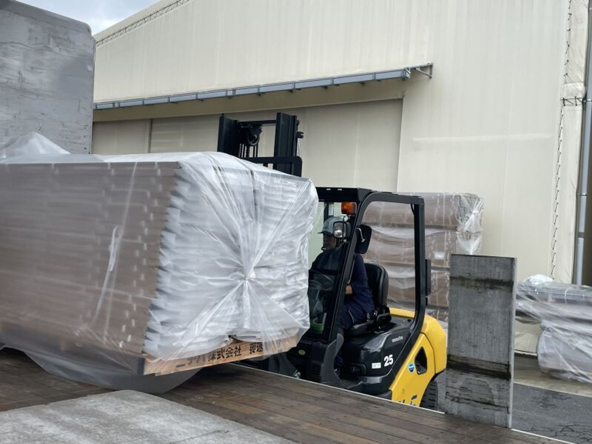 ＼資格活かせる／月給30万～！チームで助け合う♪4tユニック建材-0番目の画像