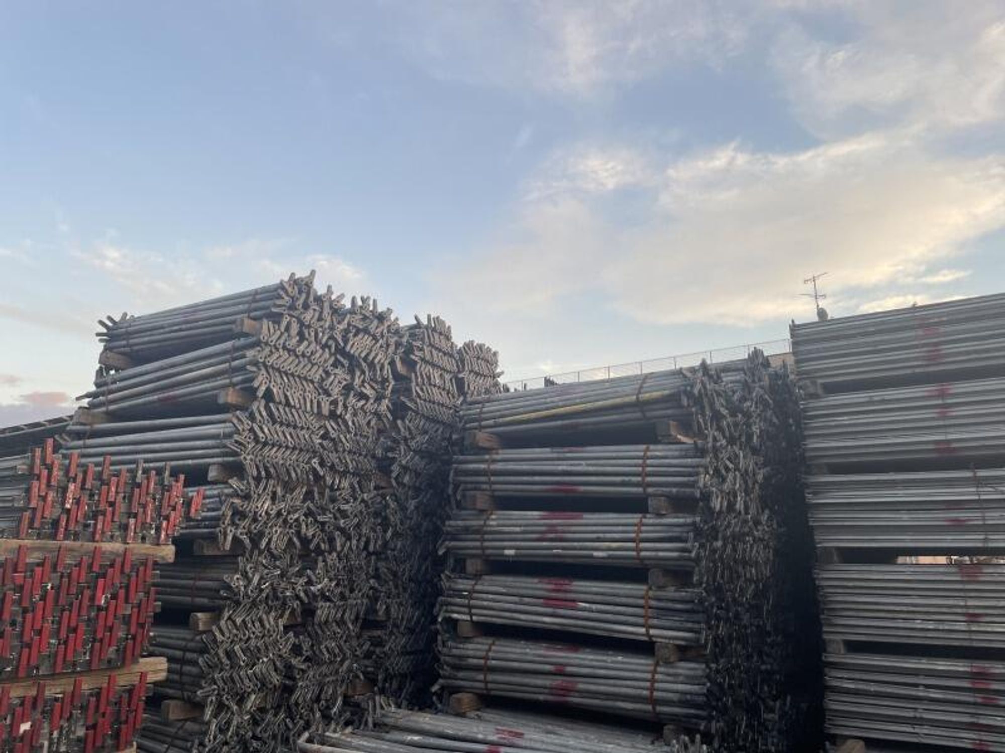 フォークリフト場内作業員｜足場の資材管理・運搬｜土日祝休み-1番目の画像