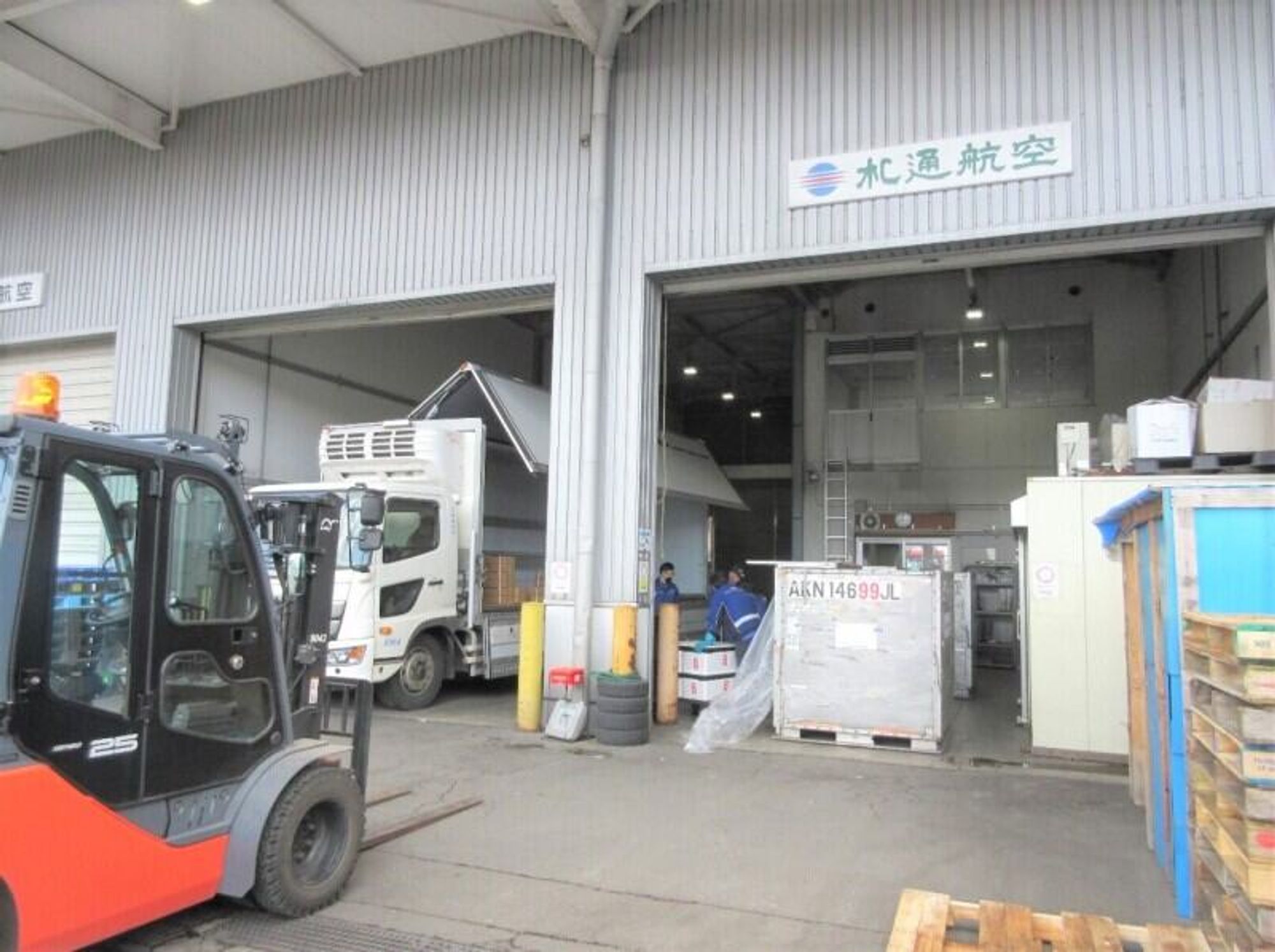 【年間休日125日】航空貨物ターミナル内での軽作業/40～50代活躍の0枚目の画像