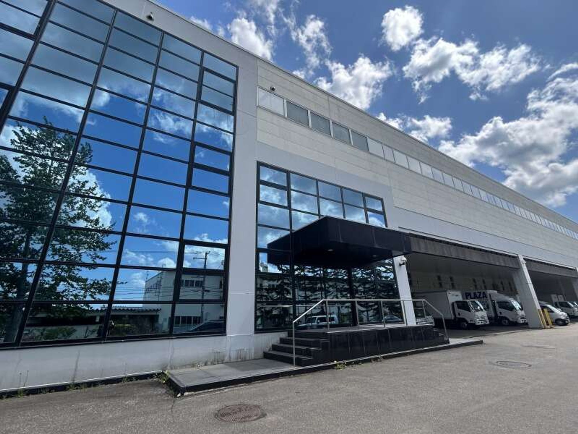 平均月給27万以上！土日祝休み/年間125日休み/4ｔドライバー-2番目の画像