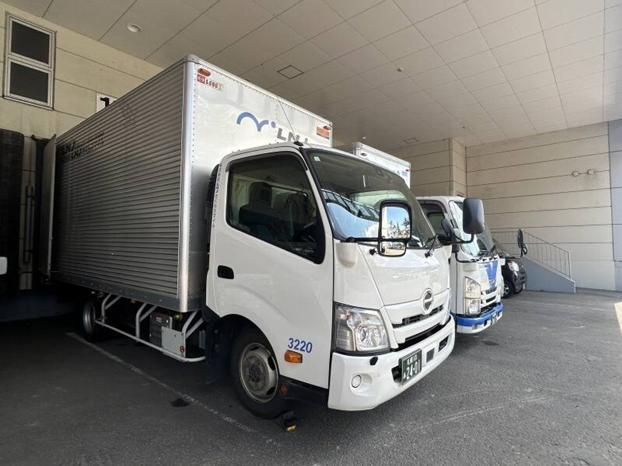 平均月給27万以上！土日祝休み/年間125日休み/4ｔドライバー-1番目の画像