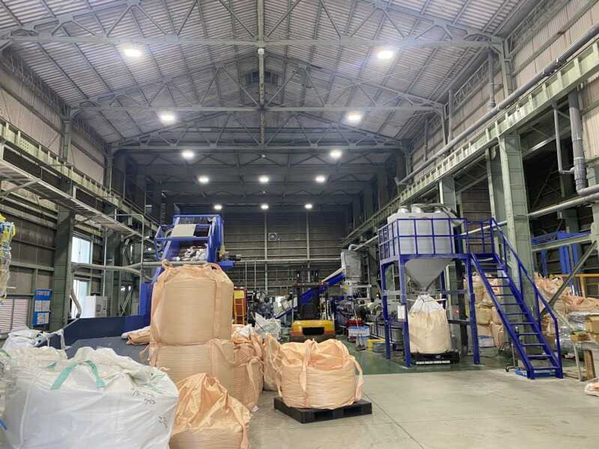 入社祝金20万円/中卒の僕でも500万稼げる？廃プラの仕分け作業-1番目の画像