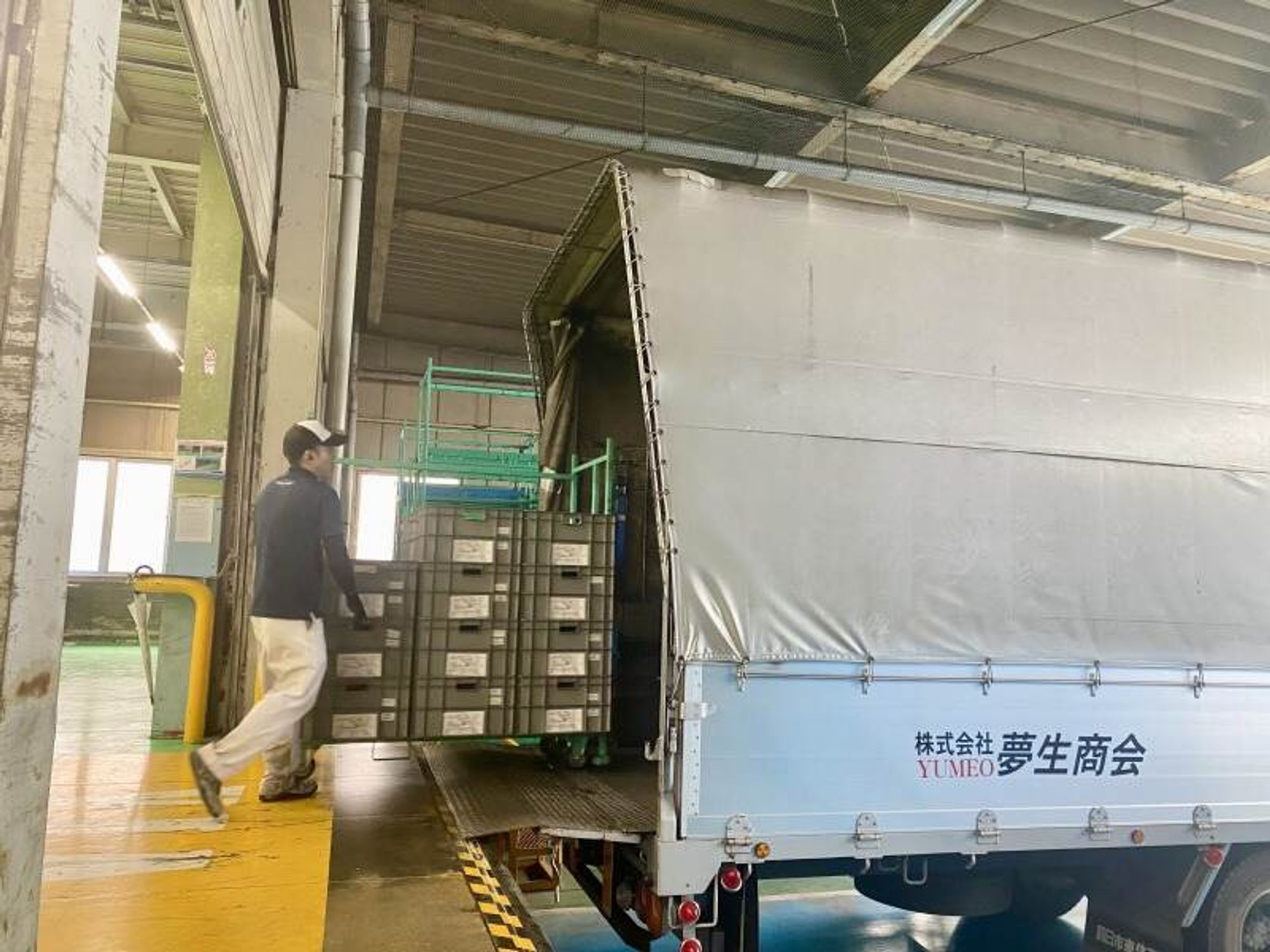 【月収30万以上可】4t近距離ドライバー◆土日休み・長期休暇あり-1番目の画像