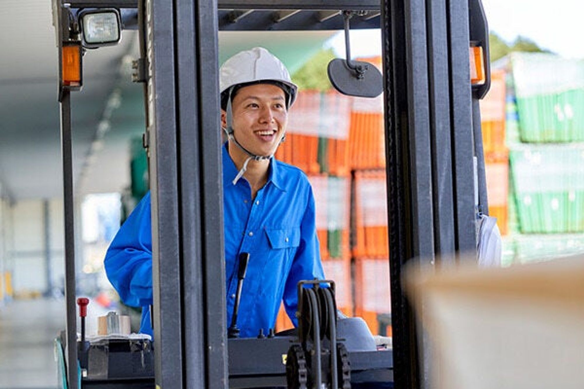 【月給241,200円～】資格を活かして未経験から社員へ・倉庫管理-0番目の画像