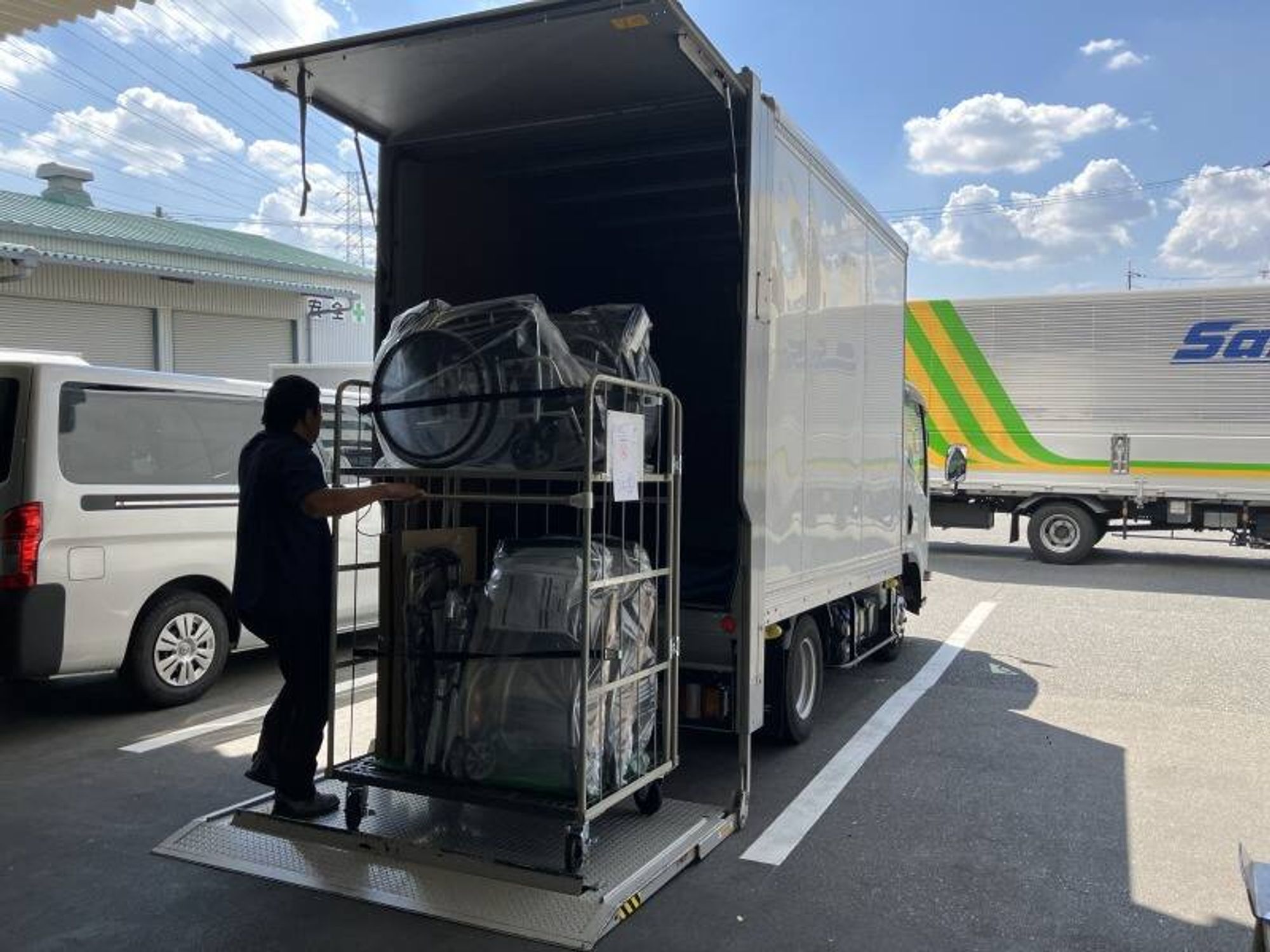 社内営業所間を2tトラックで福祉用具のルート配送、未経験者歓迎-1番目の画像