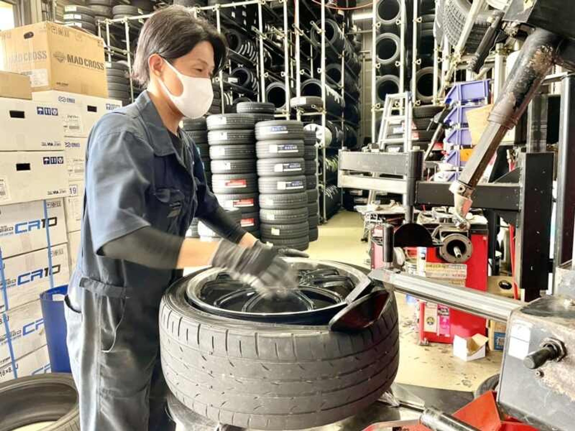 【"車が好き"を仕事に】月8休×30万円~タイヤ交換STAFF◎未経験-2番目の画像