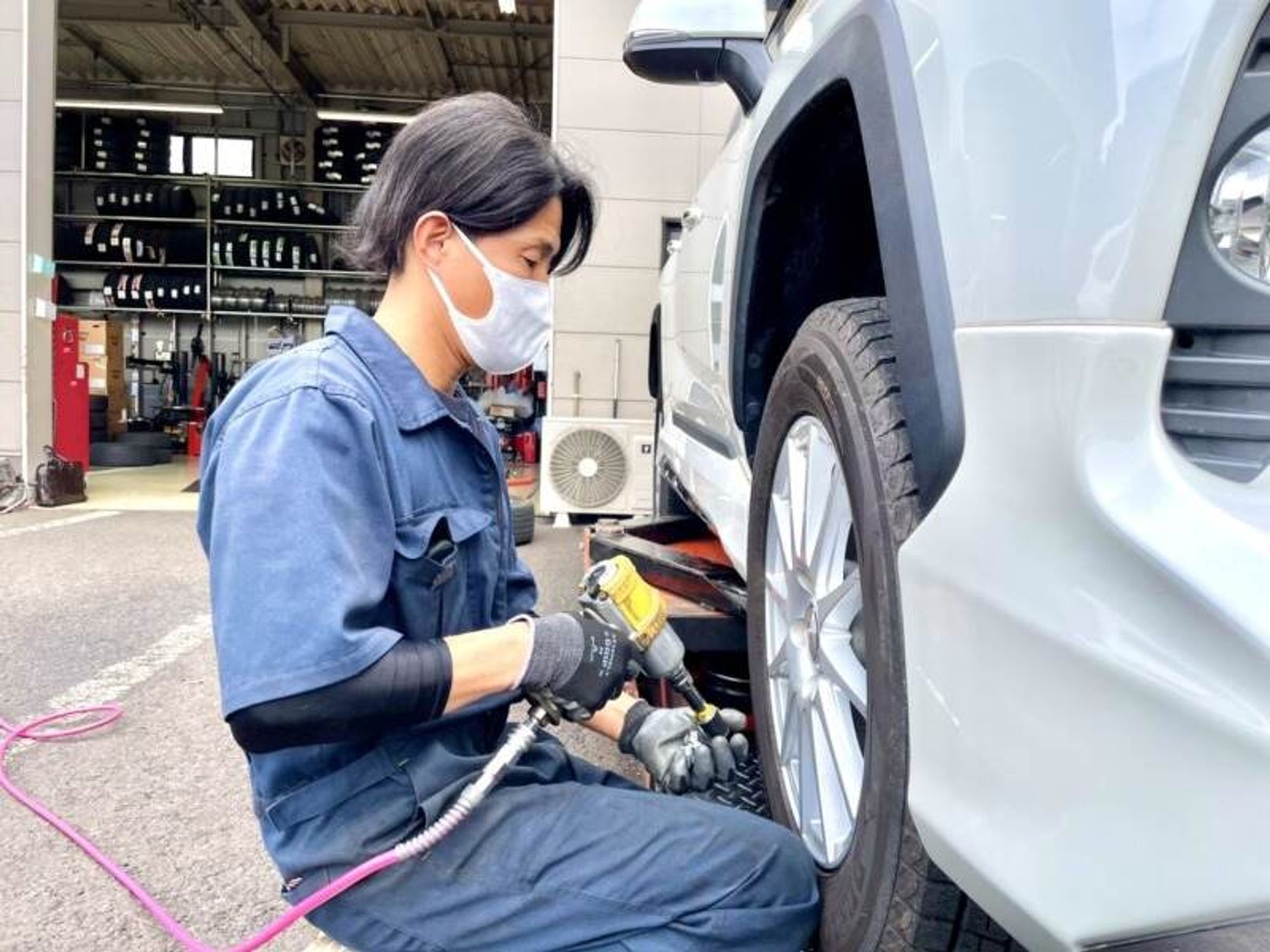 【"車が好き"を仕事に】月8休×30万円～タイヤ交換STAFF◎未経験の0枚目の画像