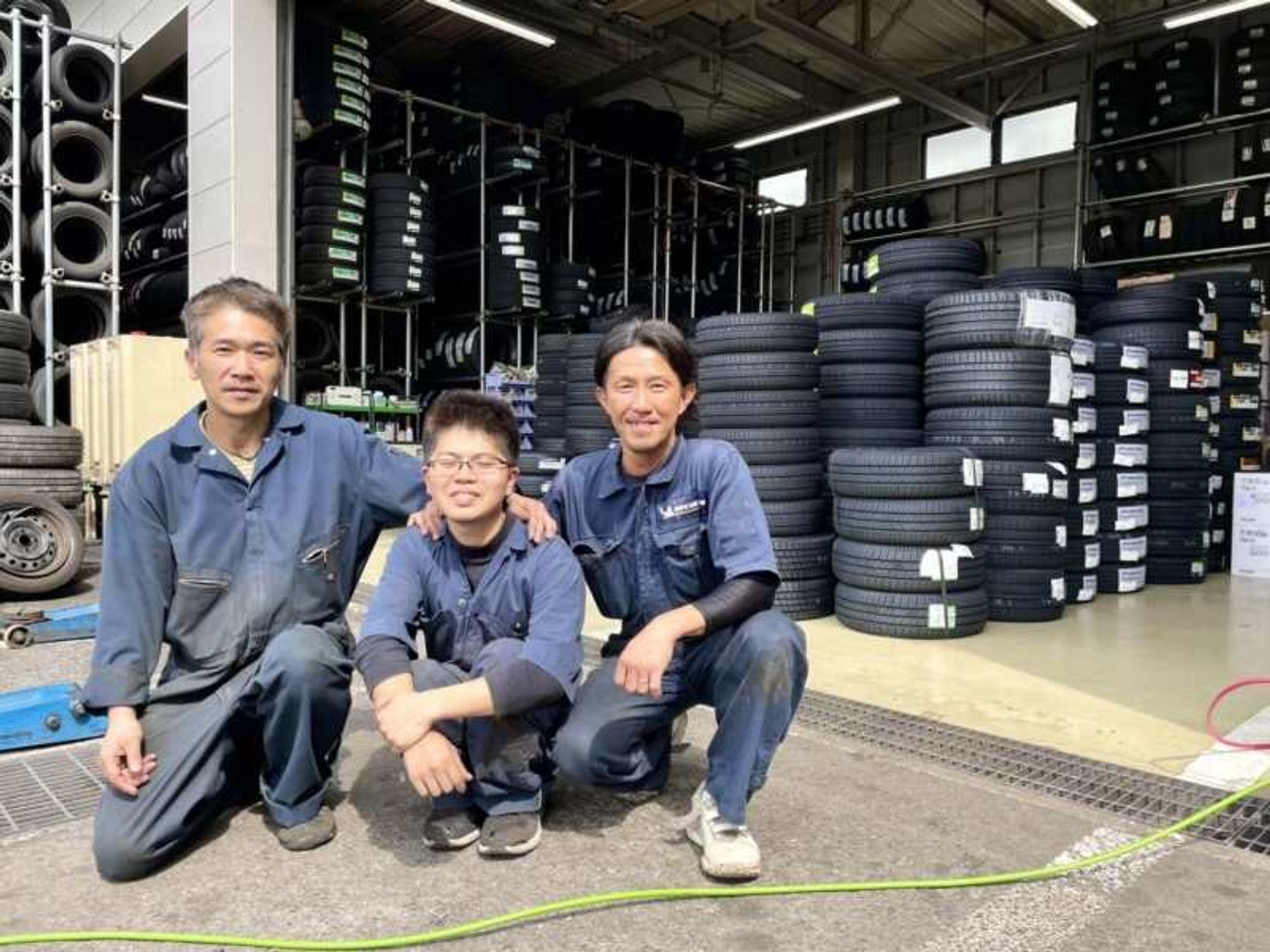 【"車が好き"を仕事に】月8休×30万円～タイヤ交換STAFF◎未経験の0枚目の画像