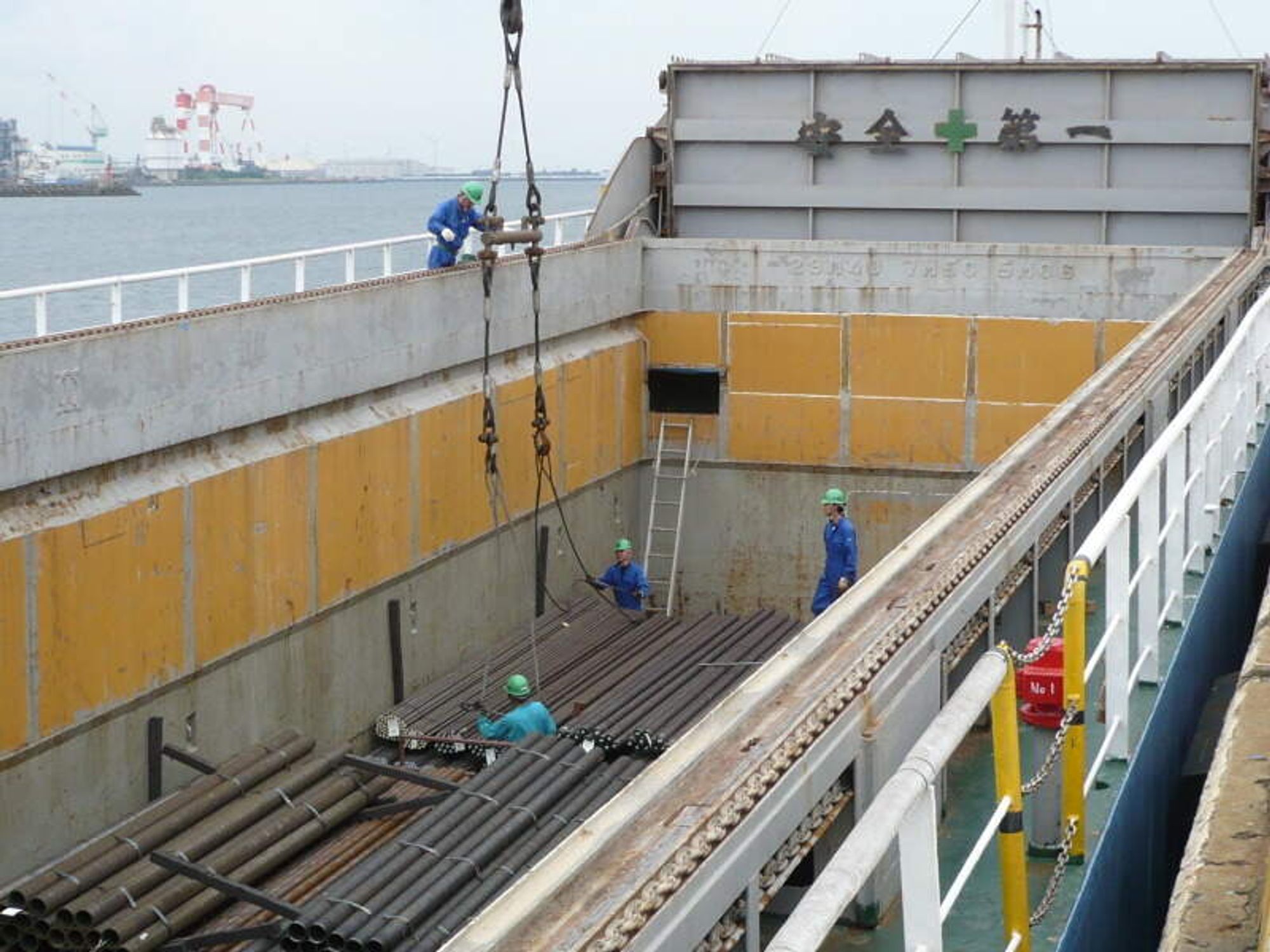 1年目～月収35万以上！経験・資格がなくてもOK＊港で荷役作業-1番目の画像