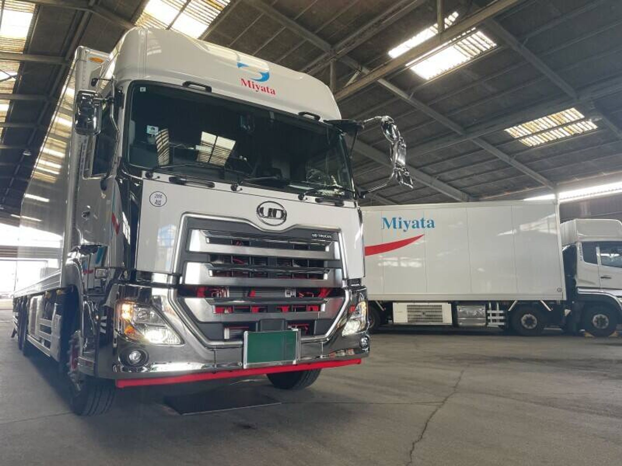 西宮/大型長距離ドライバー/月収40万以上/センター間輸送-0番目の画像