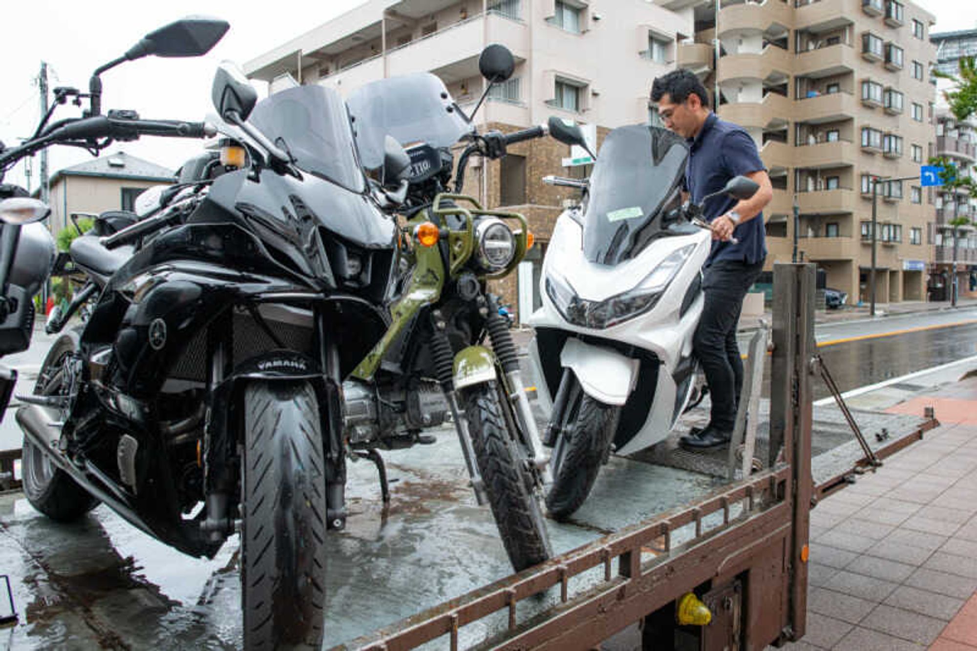 9割運転！積卸はバイク転がしてゲート車載せるだけ/2tドライバーの1枚目の画像