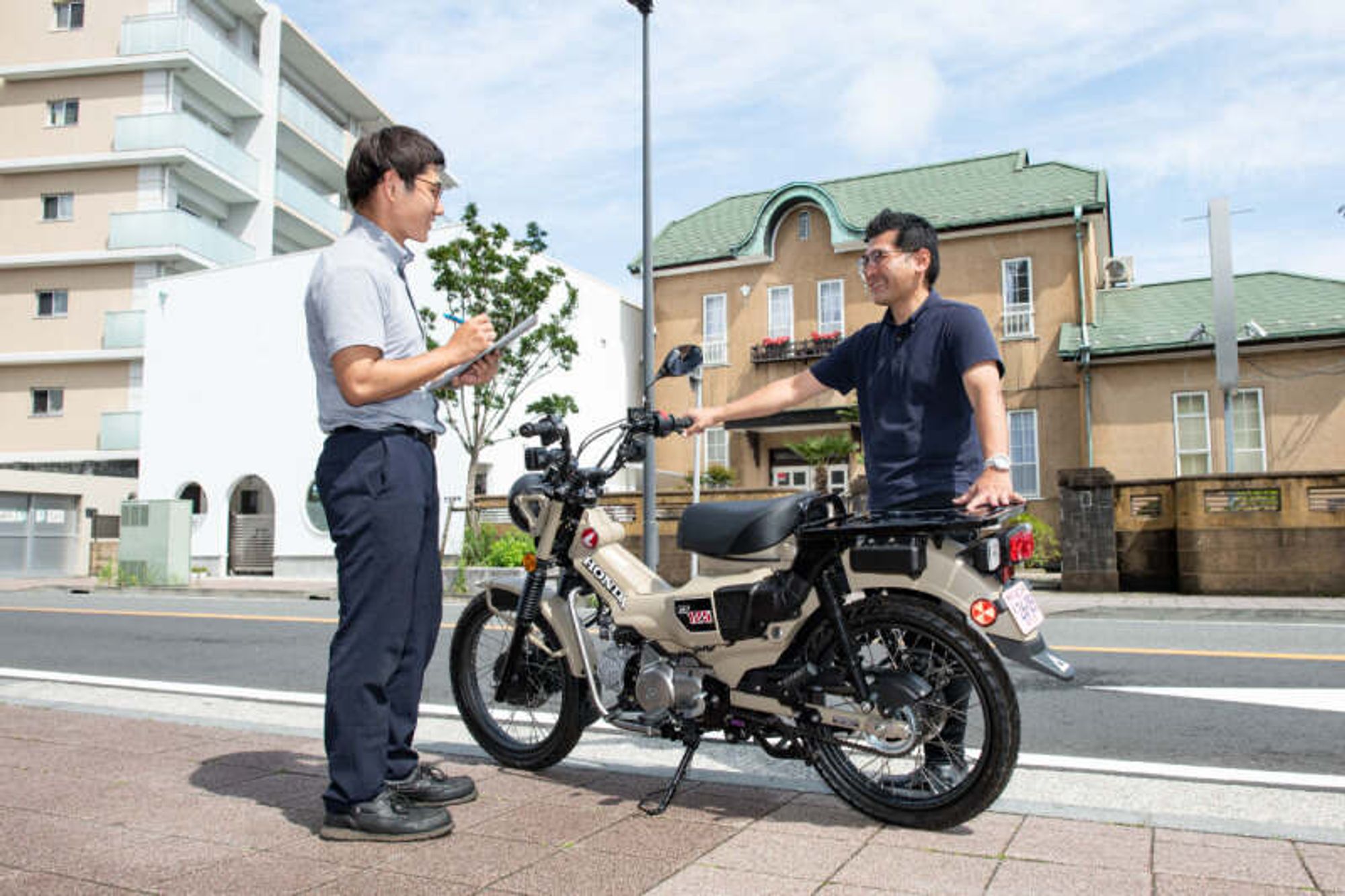 9割運転!積卸はバイク転がしてゲート車載せるだけ/2tドライバー-1番目の画像