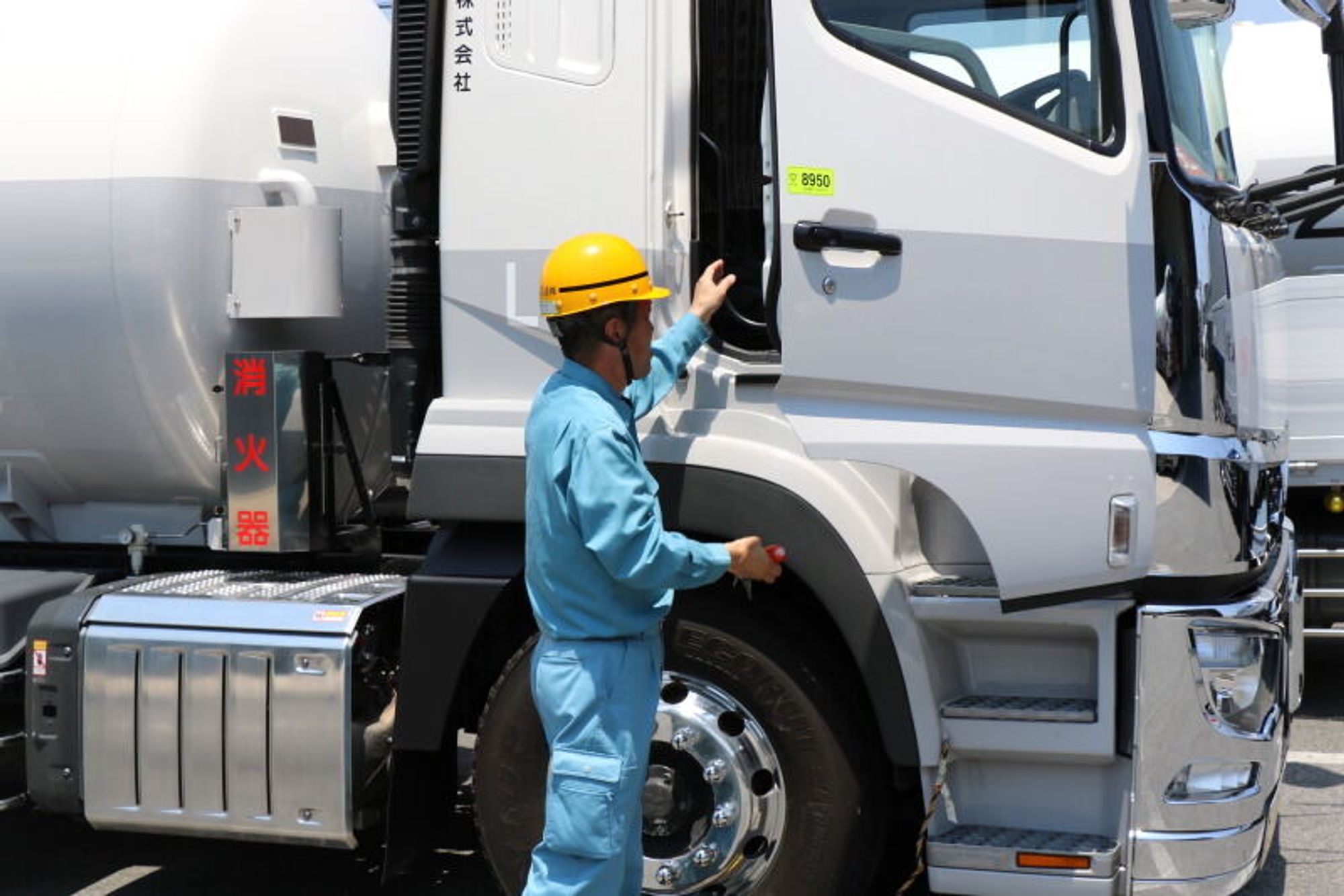 力作業なし＊平均月額36万円！安定高収入【大型タンクローリー】-2番目の画像