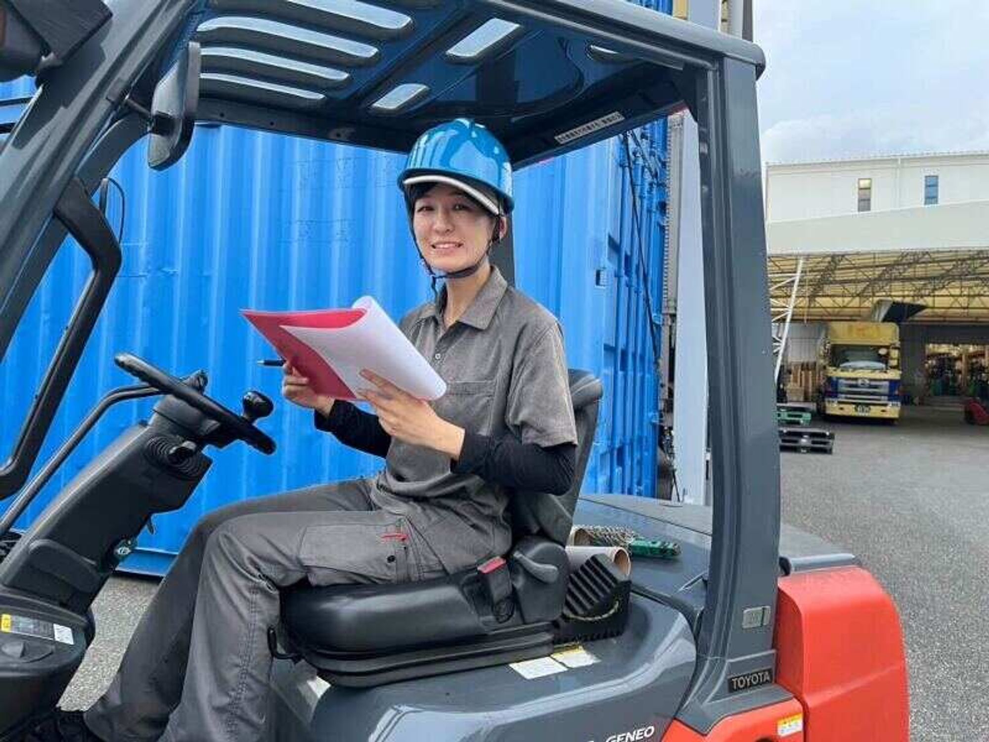 【年間休日124日】食料品検品や入出庫作業/土日祝休＆17:30退社-0番目の画像