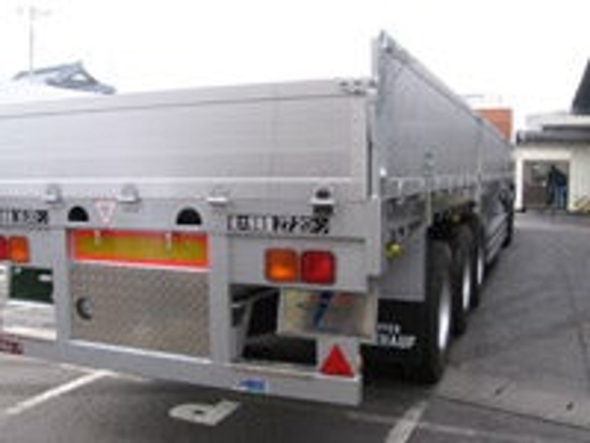 速勤務可能・トレーラー運転手【週休2日制+成果主義的給与】-1番目の画像